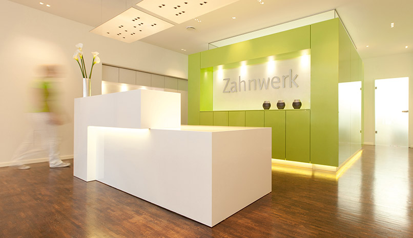 Empfangsbereich von Zahnwerk Rehbein. Ihre Zahnarztpraxis für Leipheim, Günzburg, Langenau.